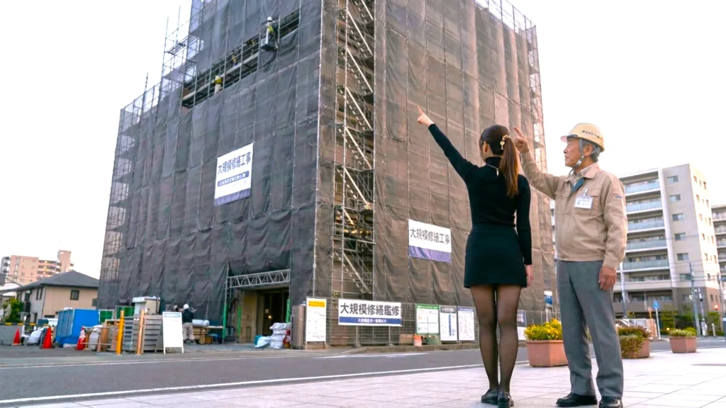 大規模修繕工事の周期を調整することにより資産を守ることができると説明する専門家あおい